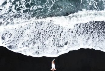 巴厘岛乌布+黑沙滩一日游：中文导游酒店专车接送-纯玩之旅【黑沙滩：火山喷发后，滚烫的熔浆流入海洋形成黑色的玄武岩经过风化侵蚀最后形成细小的颗粒堆积形成】