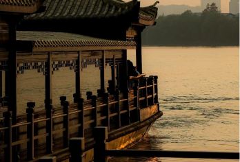 【独立团】嘉兴南湖景区+2小时人工讲解服务（不含船票）【嘉兴南湖，与南京玄武湖和杭州西湖并称江南三大名湖，素来以“轻烟拂渚，微风欲来”的迷人景色著称于世。】