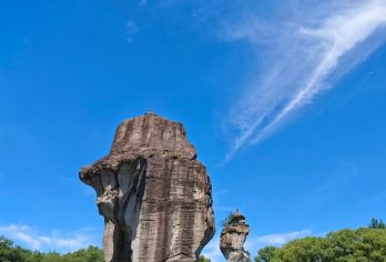 绍兴柯岩风景区+鉴湖+画舫+安昌古镇一日游【杭州市区上门接】【杭州市区上门接驳，省心直达：杭州市主城区范围内免费上门接，空调旅游车全程服务，无缝衔接绍兴精华景点。】