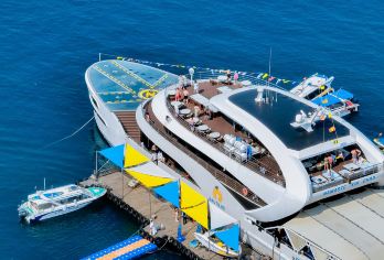 体验鹦鹉螺号纳玛斯特游轮上的海底漫步 + 3 岛快艇【海底漫步：开启一段难忘的水下之旅。漫步于超过255种色彩斑斓的珊瑚和海洋生物之间。 五星级游艇体验：登上鹦鹉螺号纳马斯特游艇，尽享**放松。饱览岛屿全景，体验世界**的设施。 惊险刺激的快艇之旅：感受在清澈见底的海面上飞驰的快感。探索三座僻静的岛屿，发现隐秘的海湾。】