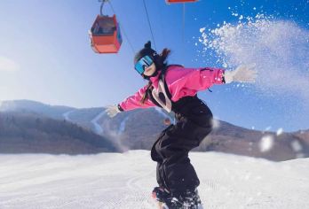 亚布力滑雪套票（含网红雪服/雪镜/头盔/护臀）+森林温泉门票【滑雪套餐包括：网红雪服（任意选）、风镜、头盔、护臀护膝】