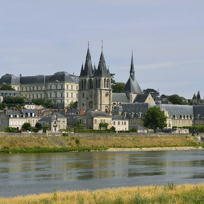 巴黎卢瓦尔河畔肖蒙+舍农索城堡+舍韦尼城堡+香波堡一日游