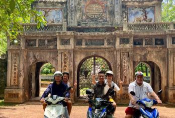 顺化乡村和海云关摩托车探险【不仅仅是一名司机，更是您的当地同伴 • 友好的当地人，了解每个隐秘的角落，分享真实生活的故事，并拍摄美丽的照片。 风景秀丽的乡村和山路 • 在 Thanh Toan 桥、海云关和白马地区等标志性景点停留。 灵活舒适的行程 • 您可以在瀑布停留或喝咖啡，想停留多久就停留多久。• 无需着急 – 我们按照您的节奏安排行程。】