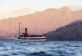 皇后镇TSS厄恩斯劳号蒸汽船+牧场游+BBQ午餐/晚餐+骑马【乘TSS厄恩斯劳号蒸汽船穿过瓦卡蒂普湖，感受百年蒸汽船的古朴与魅力】