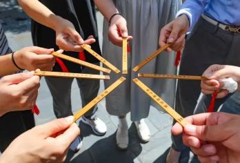 【私家团】跟着楹联游西递·徽州文化精讲+香囊制作体验一日【跟着讲解员品读门楣楹联，深度解读西递“桃花源里人家”的耕读文化与徽商传奇，游中有学。】