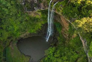 毛里求斯南部景观之旅 【七色土 | 黑河谷 | 火山口】【毛里求斯圣水湖，作为火山喷发形成的天然湖泊，被青山与森林环绕，湖水澄澈，雾气缭绕，景致清幽】