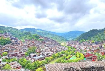 西江千户苗寨私家团一日游【独立包团游+上门接送+贵阳出发】【夜景VIP福利：90%游客错过的苗寨夜景 包车游为您保留 专车等候至夜幕降临 送您回贵阳无需担忧交通】