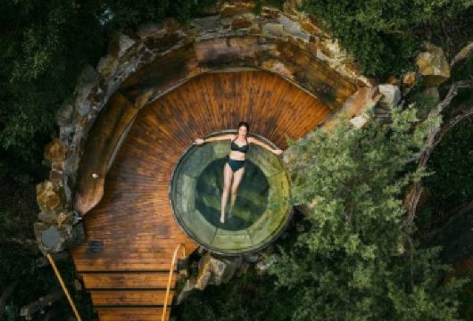 澳大利亚莫宁顿半岛温泉之旅【24人巴士市区往返/含温泉门票】【体验莫宁顿半岛屡获殊荣的天然地热温泉，享受沿海绿洲的原野风光！】