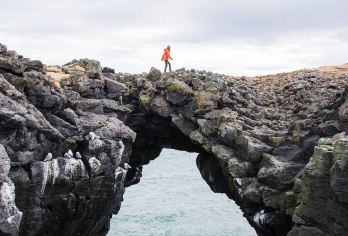 冰岛雷克雅未克出发：斯奈山半岛一日环游【包车游】【踏上西行之旅，探秘斯奈菲尔火山地区，亲历凡尔纳《地心游记》启程之地，感受地质传奇。】