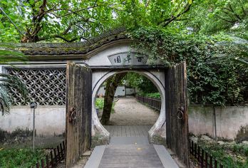 绍兴鲁迅故里+三味书屋+百草园1.5H讲解+12人团+含耳麦【协助预约门票，让您出行更轻松。】