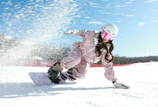 长白山滑雪+雾凇漂流体验+雪绒花冰封玫瑰+驯鹿园一日游【旅游责任险、安心无忧、冬季长白山之旅让您温暖如春。】
