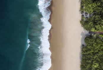 海口火山地质公园+永庆寺+假日海滩包车一日游【探秘中国的滨海火山地质公园；参观海南北部的佛教寺院永庆寺；可根据兴趣替换假日海滩为骑楼老街。】