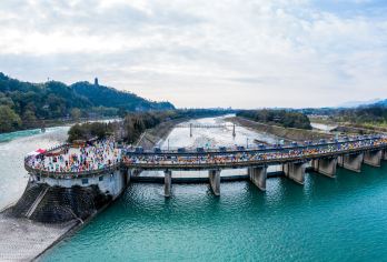 四川都江堰+青城山+蓝眼泪一日游【纯玩团，三环内上门接】【纯玩团，三环内以内上门接早】