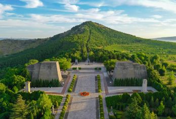 西安乾陵一日游和袁家村私人旅游【漫步唐代皇陵，惊叹于古老的石雕，揭开武则天皇后的遗产。 漫步于拥有 1300 年历史的“生活博物馆”，这里有保存完好的窑洞和传统的陕西乡村文化。 在村里的乡村餐馆品尝正宗的陕西菜肴，如biangbiang面和柿子饼。】