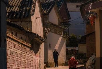 探索大理古陶村及体验日游 【探索历史悠久的陶艺村——漫步古村落，探索百年历史的陶艺作坊，欣赏当地工艺 当地文化和遗产——体验独特的乡村生活方式，与工匠互动，了解大理的陶瓷历史。 亲手制作陶器——学习传统技术、塑造粘土并在指导下制作自己的陶器。】