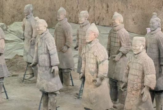 【16-30人团】兵马俑+华清宫+西安千古情/驼铃传奇一日游【[服务保障]三环内酒店接早+优选专业资深司机为您保驾护航+景点浏览时间更充裕+包车纯玩畅游无阻。】