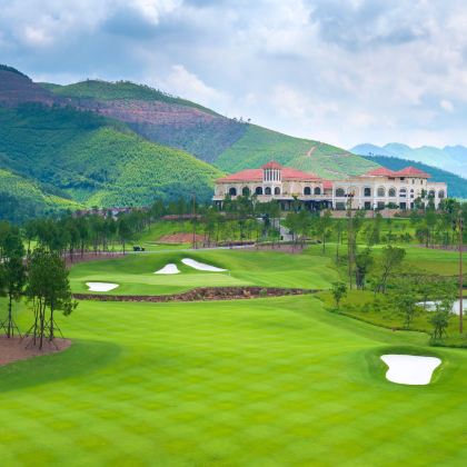 丝路东潮市社高尔夫：坐拥山景的**自然度假胜地