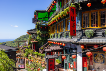 十分老街+野柳地质公园+九份老街一日游【台北出发｜保证出团】【立即预订享优惠，两个场次任您挑选，上午出发，感受白天的风情万种；中午出发，一览夜晚的九份老街。】