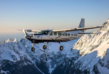 皇后镇米尔福德峡湾飞越五大冰川一日游【1小时飞行+英文导游】【途经洛奇纳加前往艾斯派林山，该山是库克山地区以外至高的山峰】