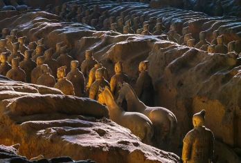 兵马俑体验：含导游或接送服务的门票【探索世界上**标志性的考古发现之一，确保获得流畅而沉浸式的体验。 在知识渊博的导游的带领下，深入了解兵马俑的历史和意义，感受秦朝的古老风貌。 享受往返景点的便捷交通，让您能够全心全意地欣赏这座联合国教科文组织世界遗产的奇妙之处。】