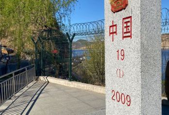 中朝边境一日活动【中朝边境+国门+鸭绿江断桥】封顶15人上门接【[市区内免费上门接送]火车站-酒店市区内任何地点均可上车，灵活选择】