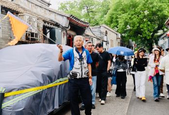 北京恭王府+胡同游【四合院京剧&乘黄包车&炸酱面&盖碗茶】【[特色美食]秉持传统工艺精髓，汇聚京味小吃精华，以地道风味与丰富品类打造出极具特色的美食体验】