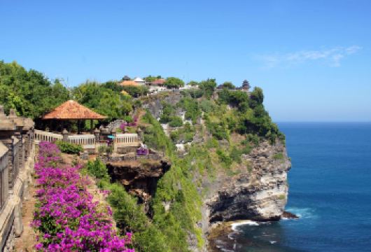 “刺激与放松的巴厘岛一日游：从丹戎贝诺瓦到芬兰人俱乐部”【乌鲁瓦图寺坐落在印度洋上方70米的险峻悬崖上，拥有令人叹为观止的景色和令人难忘的日落时刻。这里是巴厘岛的水上运动天堂，提供水上摩托艇、滑翔伞、香蕉船等各种水上运动，是寻求刺激的客和家庭客的理想之选。在巴厘岛热带天堂体验了一整天的探索和冒险之后，这里是放松身心的理想场所。】