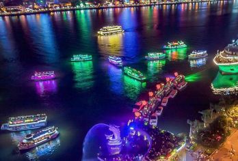 夜间乘船游览汉江，欣赏岘港市的城市景观【在韩江上乘坐夜游船，欣赏沿岸璀璨的夜景与灯火辉煌的大桥，包括标志性的龙桥（周末有喷火表演）。 从江面上捕捉岘港充满活力的灯光与河畔氛围，留下难忘的照片。 24/7 在线客户支持，为您提供顺畅无忧的体验。】