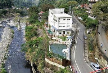 樹杞林客家市集溫泉一日遊【竹東客家市集、軟橋彩繪村、清泉溫泉、張學良文化園區】