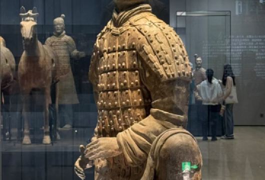 秦始皇【兵马俑】+丽山园+西安千古情*赠兵马俑拼团人工讲解【[趣味讲解]大咖老师2H深度讲解挖掘历史，不 怕人多吵闹，赠降噪蓝牙耳麦使用.】