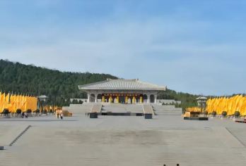 延安黄帝陵+南泥湾风景区一日游【精品小团·上门接送】【便捷的交通服务：提供延安市区酒店、火车站、汽车站上门接送服务，保证每人一座。】