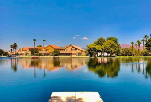 美国拉斯维加斯：曼德勒鲨鱼水族馆+巧克力工厂+太阳马戏KA秀【包车一日游，解锁旅行新方式！独立车辆配备经验丰富的老司机，为您量身打造专属行程。】