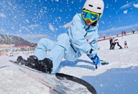 【2-8人小团】百里荒滑雪场一日游+赠滑雪五件套+意外险【[缤纷景点]被称为南方滑雪胜地，体验冰雪运动的激情。当天往返，适合工作忙的小伙伴，轻松一站搞定！】