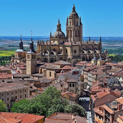 马德里往返：塞戈维亚+阿维拉小镇一日游丨中文包车酒店接送