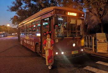 长安街夜景观光巴士（打卡天安门广场+长安街夜色）【[铛铛观光车，沉浸式体验]复古怀旧颜值担“铛”，让每次出行都成为流动的风景。】