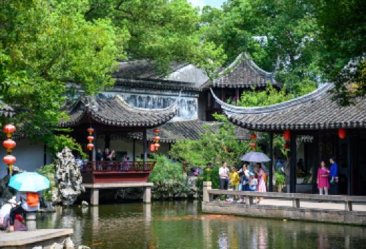 苏州周庄+同里古镇一日游【纯玩团 含游船 双5A级景区 】【此线路纯玩团，天天发班，一天时间畅游2大水乡古镇，节约您宝贵时间。】