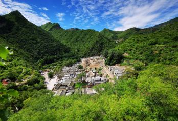 北京直达历史名村宽底峡的私人接送服务【私人用车服务：乘坐私人司机，舒适开启您的旅程。 北京历史瑰宝：参加包团，探索北京令人惊叹的地标建筑。 文化村探险：深入体验宽底霞村的乡村生活、农场活动、美食和当地手工艺品。】
