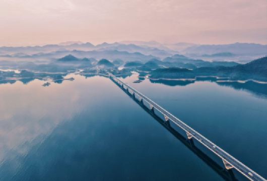千岛湖城中湖精品一日游【来千岛湖，自然要看看千岛湖的全景，比起大名鼎鼎的梅峰岛观景台，天屿山观景台有过之而无不及。位于天屿山】