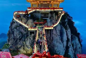 河南老君山跟团一日游【洛阳起止·看夜景高速直达景区索道口】【[晚班夜景]纯玩团一日游，高速直达景区索道口。洛阳火车站，龙门高铁站可上车，大巴车可以放行李!】