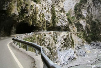 台湾花莲太鲁阁+清水断崖+七星潭星巴克理想馆+鲤鱼潭【花莲市区出发 好山好水好风光 花莲的美你值得拥有】