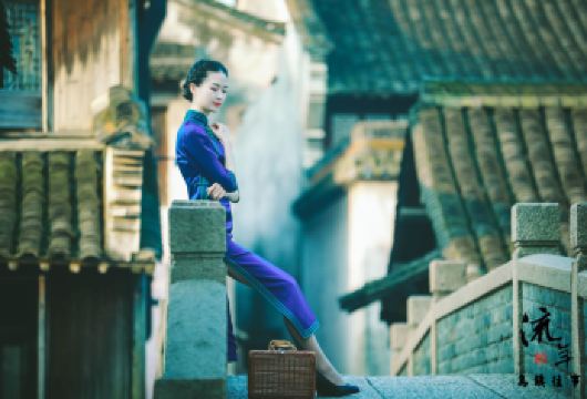 乌镇古镇之旅：黄金时光与夜色灯光【与您的双语英语导游一同探索古老街巷与隐秘瑰宝。 欣赏乌镇从金色日落渐变为夜晚闪烁灯笼的迷人景象。 提供多个出发城市选择，含私人导游及专车服务，包含接送服务。】