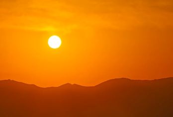 赛里木湖晚出发【落日追光】一日游小团【[核心优势]包含门票∣本社自发纯玩小2-6人纯玩小团∣七座商务旅游车；全程自驾环湖不换车】