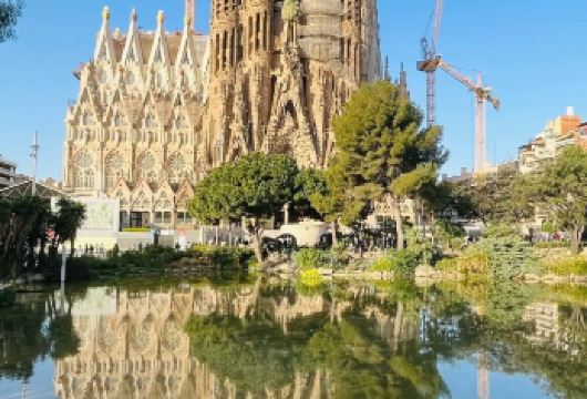 西班牙圣家族大教堂+巴塞罗那塔海滩+哥特区【地陪徒步】【服务时间：本产品为中文地陪人员陪同出行，服务时长为8小时，包括景点参观及用餐时间；】