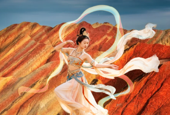 张掖七彩丹霞旅游景区上午半日游【纯玩/上门接送】【[8人豪华头等舱]最多8人，1+1独立座席，舒适安全性能高，精品推荐，张掖西站、主城区酒店免费接送。】