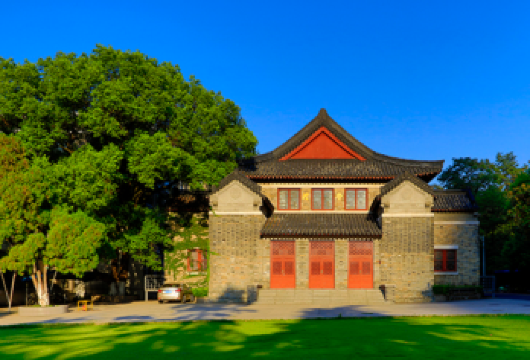 南京大学（鼓楼校区）半日参观【百年高校 深度探访】【[菁英向导]由南大学子带队，将百年校史与学术精神融入生动的校园故事中，行走中完成一堂沉浸式的校史课。】