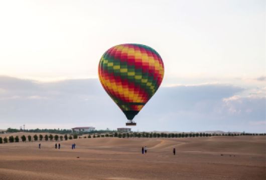 迪拜热气球之旅，含日出景观及酒店接送服务【Hot Air Balloon Ride Dubai 沙漠与山脉的壮丽景色，沙漠探险之旅 包含酒店接送服务，轻便早餐及电子证书】