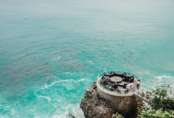 巴厘岛rock bar悬崖下午茶一日游、2人起中文私家团【[落日盛宴]在轻柔海风的吹拂下，品味精致的下午茶，同时沉浸于落日的辉煌景观，尽享宁静与美好的交织时刻】
