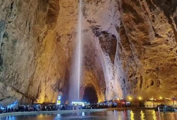 16人团【含必消景交·含接送·多套餐可选】利川腾龙洞一日游【[匠心独具]恩施，一个如诗如画的地方，等待着你的探索。 踏上这片土地，仿佛进入了一个梦幻的世界。】