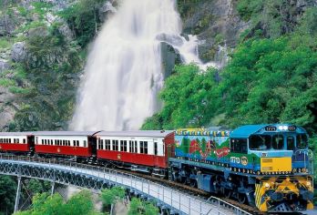 凯恩斯库兰达热带雨林一日游【复古火车+天空缆车+雨林公园】【乘坐南半球最长的雨林缆车，体验库兰达的自然美景和历史风情～】