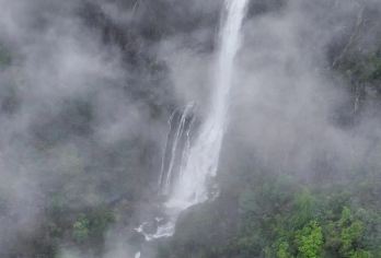 庐山风景名胜区一日游【南昌九江懒人不爬山，李白瀑布桃花源】【精华景点一次玩遍：秀峰李白瀑布+鄱阳湖落星墩+远眺五老峰+白鹿洞书院+观音桥+桃花源康王谷第一泉。】